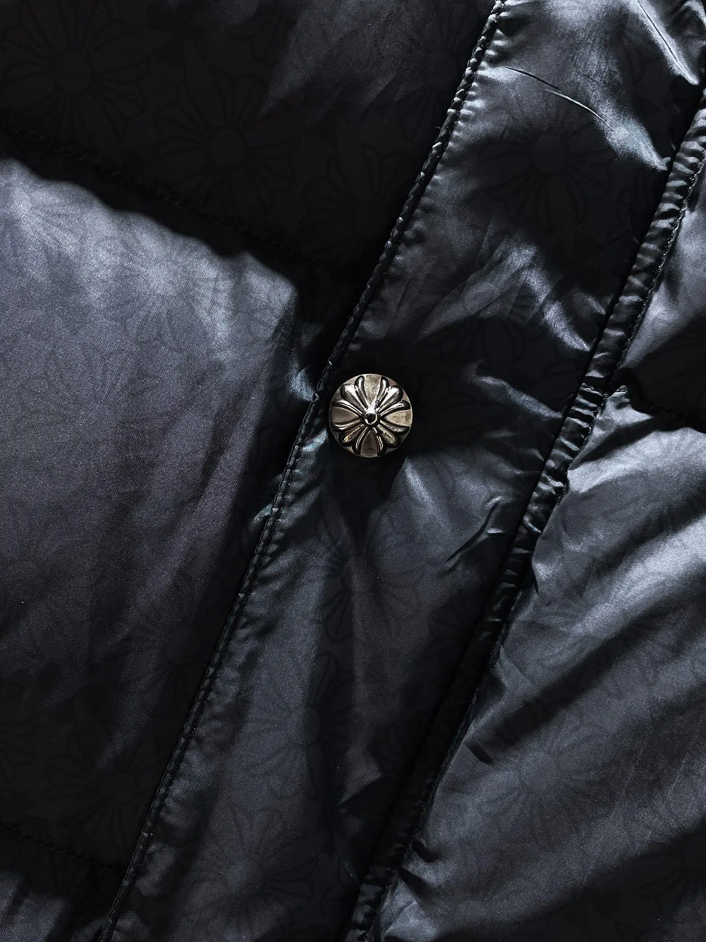 P656 Chrome Hearts ❄️Winter Down Jacket Series❄️ Chrome Hearts Dark Pattern Series Hooded Down Vest, available simultaneously at counters❤The hood is detachable! The best Guangzhou national standard 90 velvet on the market! ! The world’s highest fluffiness of 900D! ! High standard and sufficient down filling! ! Exterior windproof and waterproof dark pattern custom fabric, interior high-grade dark pattern lining fabric to prevent lint, original hardware molding, exquisite craftsmanship details, casual or formal wear ✨ slim fit and not bloated Recommended color: Customized dark pattern flower series Code number: S, M, L, XL
